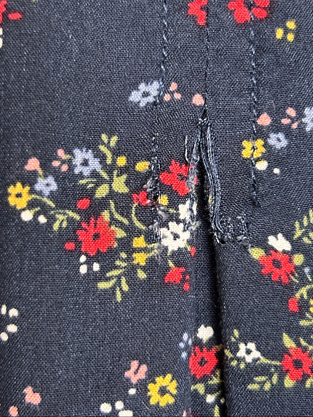 beachlunchlounge Navy Floral Button-Down Shirt Medium - Picture 11 of 11